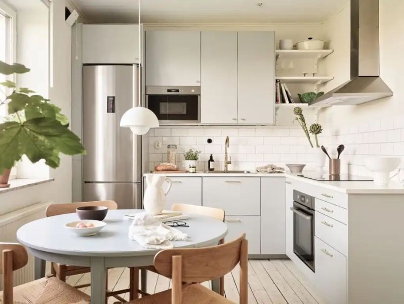 Kitchen Set Abu Muda dan Backsplash Putih